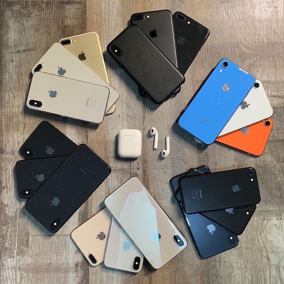 Many iPhones on the table
